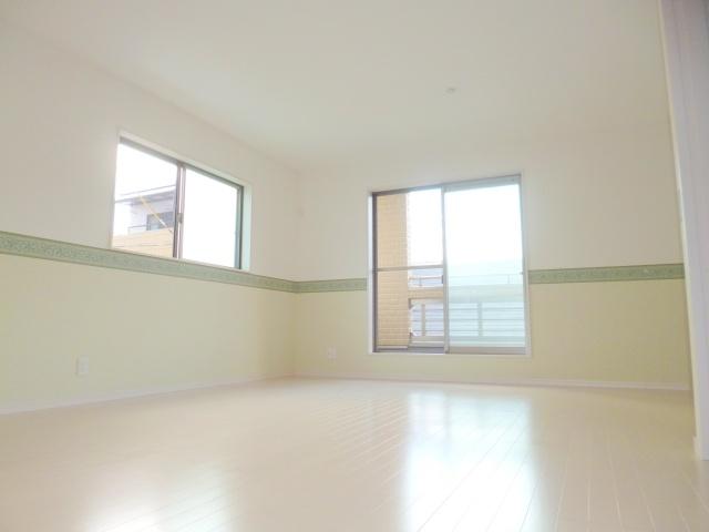 Living. 17.5 Pledge spacious living room