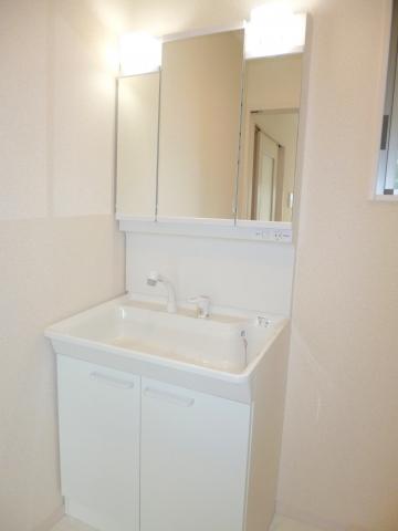 Wash basin, toilet. Washbasin with shower