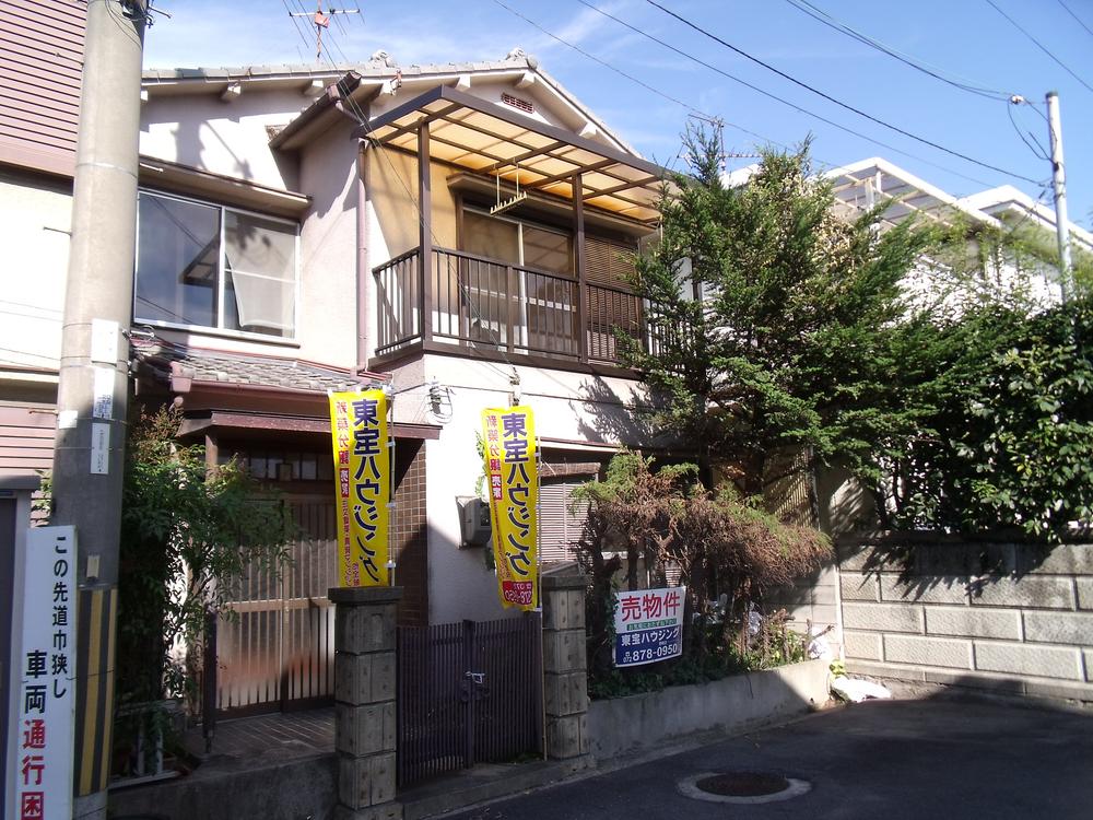 Local appearance photo. South-facing respectable appearance! 