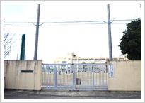 Junior high school. Until the Higashi-Osaka Municipal Nawate North Junior High School is located in a residential area from the 100m old, Has a rich heart felt the "learn joy, Listed the "students to self-determination can be in the educational goals.