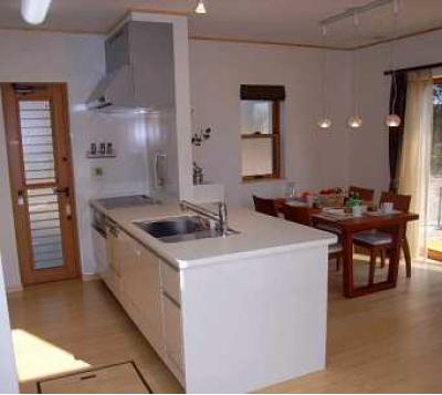 Other Equipment. Also adopted a face-to-face flat counter where you can enjoy cooking and conversation from the living room side, It will produce a full open feeling of space. Because the flat counter depth 1050 can also be used to counter table. Living side combination of storage cabinets and open cabinet has been standard equipment. Also Tsuto (with earthquake-resistant latch) of W = 1800 on the back side of the kitchen are also standard equipment.