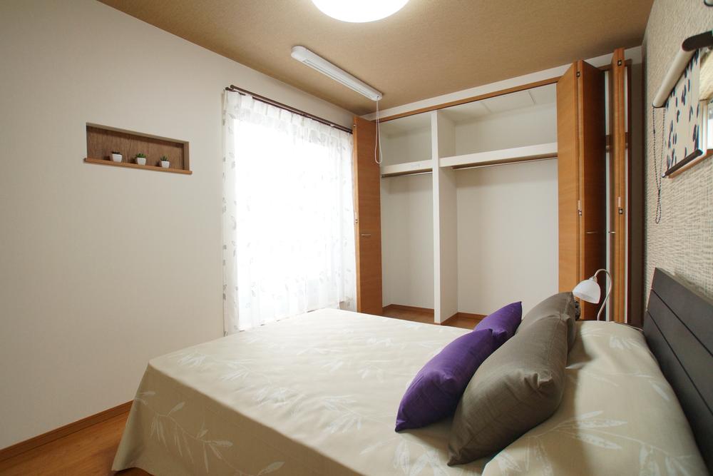 Non-living room. No. 4 place <model house> 2 Kaikyoshitsu (January 2013) Shooting, It is put and painting niche fixtures shelf, such as the photo left, Please find because it is in some places of the model house!