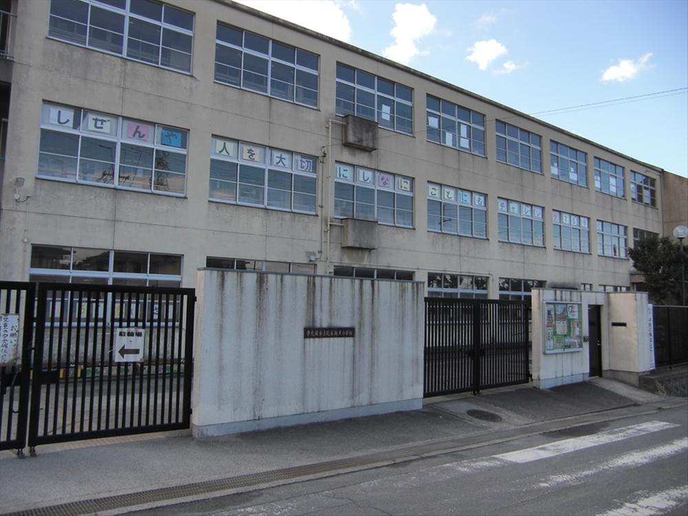 Primary school. Higashi-Osaka Tatsuana building 衙東 to elementary school 975m