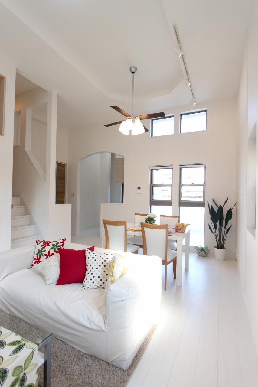 Living.  ◆ Also impetus conversation with your family if the kitchen image bright and open face-to-face kitchen.