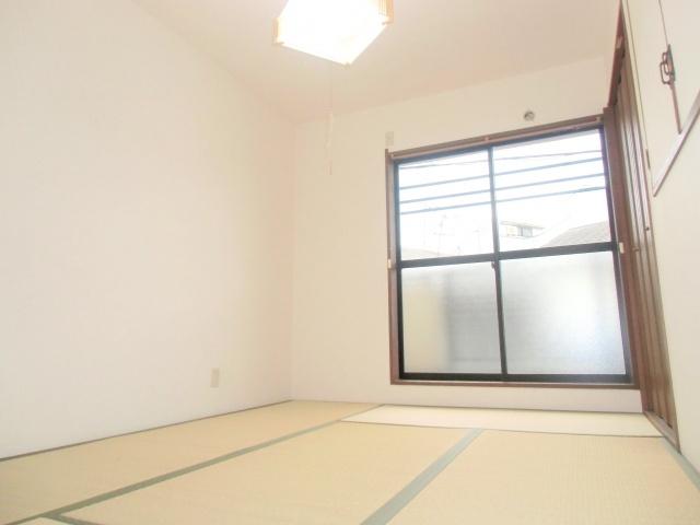 Non-living room. South-facing Japanese-style room 6 quires