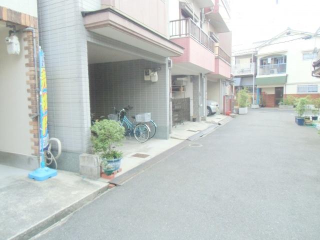 Local photos, including front road. Frontal road