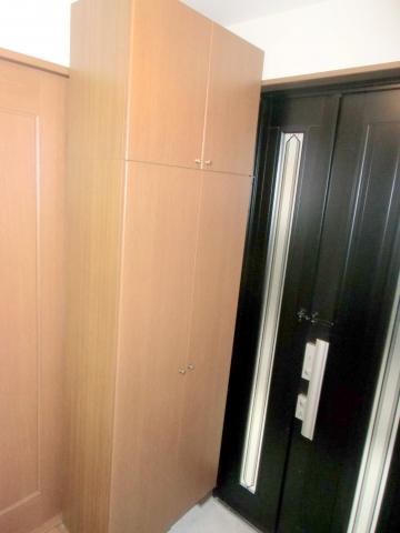 Entrance. Large shoe box