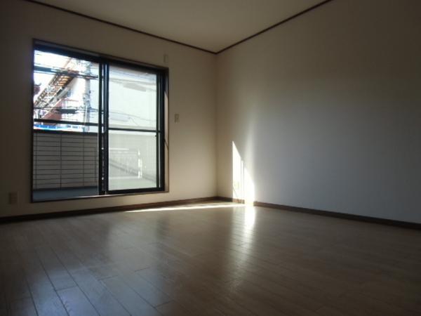 Living. LDK facing the veranda