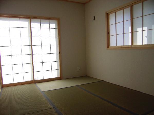 Non-living room. Use is easy to Japanese-style room in the living room next to