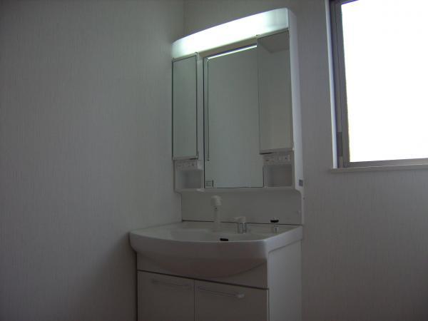 Wash basin, toilet. Three sides with mirrors