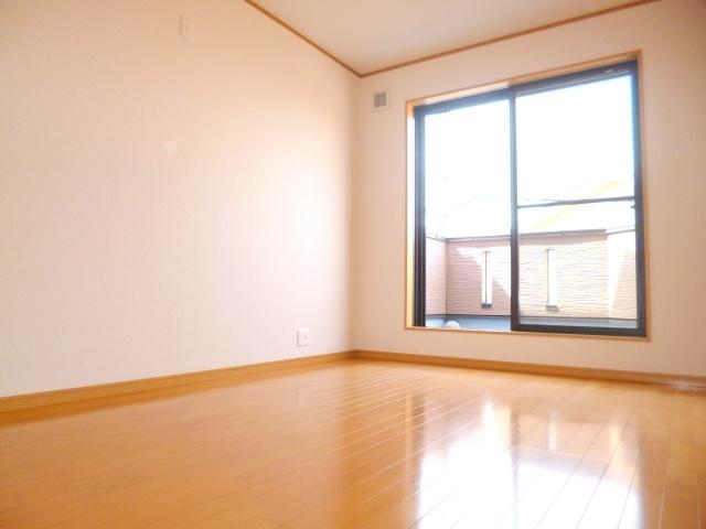 Non-living room. Bright is 6 Pledge of Western-style