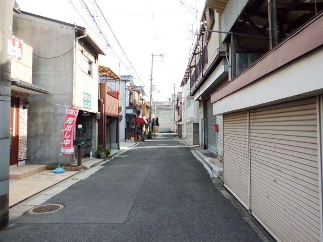 Local photos, including front road. Local (05 May 2013) Shooting