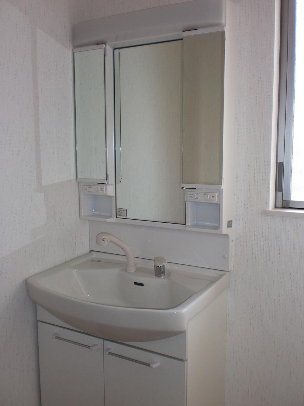 Wash basin, toilet. (The same scene photos)