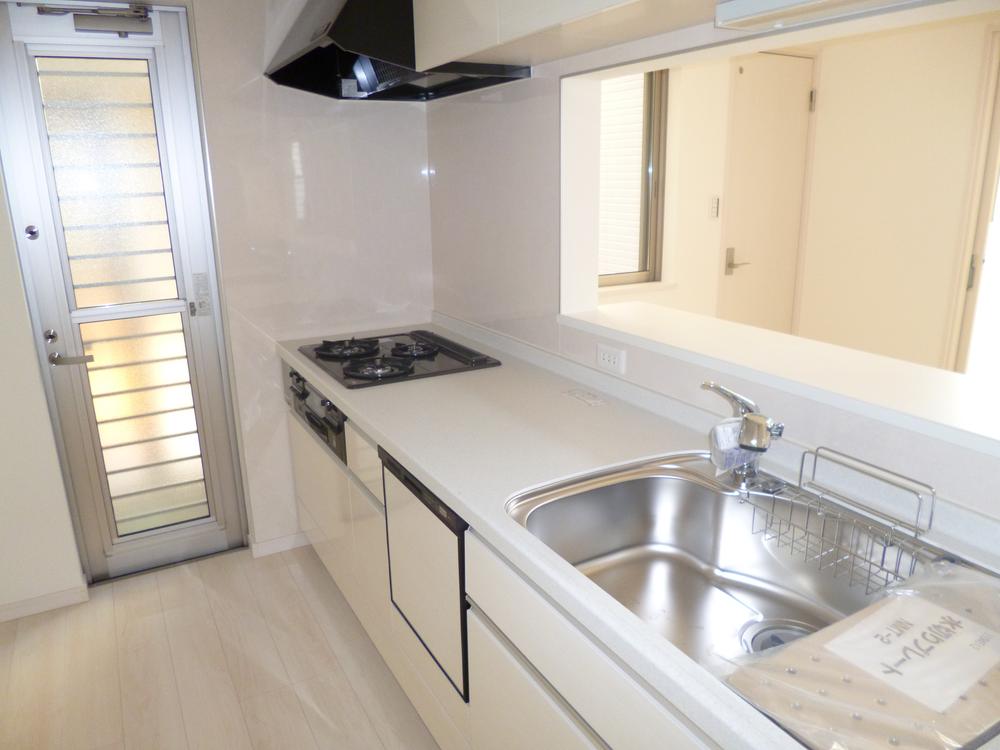 Kitchen. There is no partition in the kitchen and dining, You can enjoy a conversation with a family in the very sense of openness.