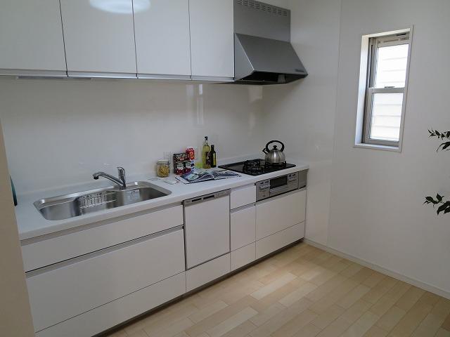 Kitchen. With an emphasis on cleanliness, Forever does not come even in tired kitchen