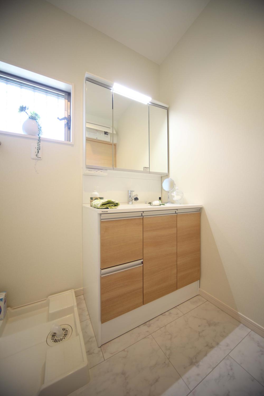 Wash basin, toilet. Wash