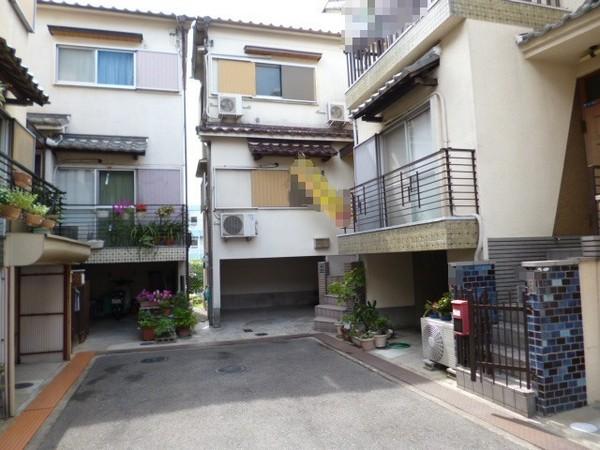 Local photos, including front road.  ☆ It is a house in or abutting