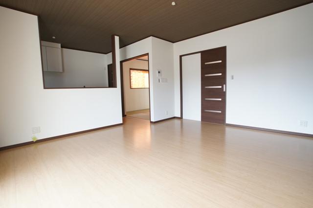 Same specifications photos (living). Same specifications living. Floor heating standard specification. Comfortable even cold season.