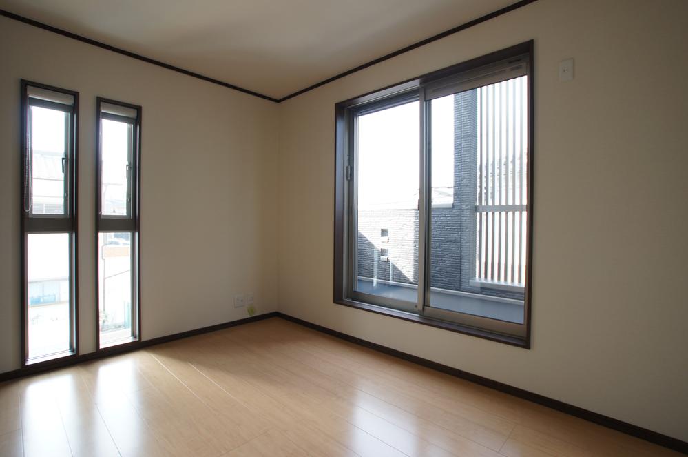 Same specifications photos (Other introspection). Same specifications Western-style