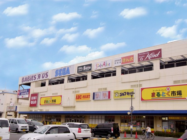 Other Environmental Photo. About 8 minutes in the 2000m bicycle to Frespo Higashi Osaka. Konan, It contains the specialty stores, such as Uniqlo. Convenient because it can be a variety of shopping is dispensed at a time. Go for shopping in the car because the parking lot is also wide