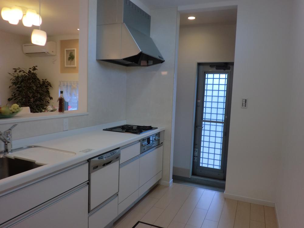 Kitchen. kitchen ~ Alice Villa ・ style Dinner making while also impetus conversation with customers. Optimal open kitchen in home party. Also equipped with a lot of food can stock a pantry to the side of the kitchen.