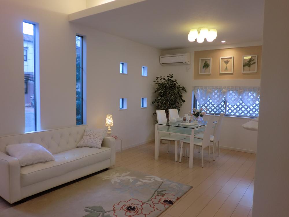 Living. Alice Villa reminiscent of mansion ・ Style of living-dining. Even the accent of space small window of light entering from the outside, Fashionable arrangement. Also impetus conversation with friends in spacious space of the ceiling height 3m.
