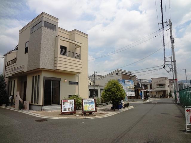 Local photos, including front road.  ■ Alice Villa ・ style ■ appearance And elegance, Was a sense of openness to the theme "Alice Villa" (aristocrat / Noble + villa / Mansion). Realize your only space of.