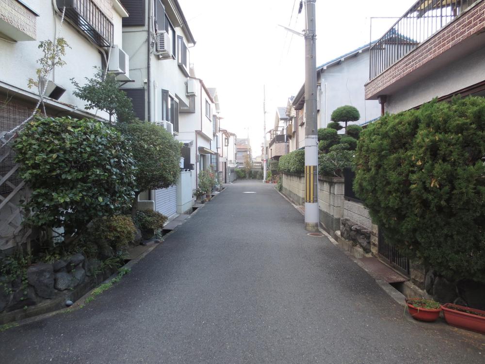 Local photos, including front road. Local (11 May 2013) Shooting