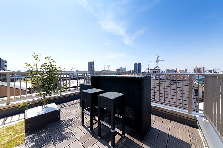 Garden. Moments of the sunny day family reunion at the rooftop garden ・ ・ ・ .