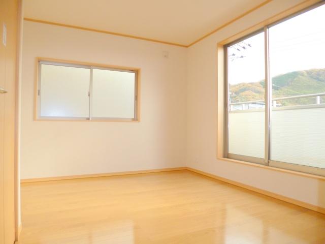 Same specifications photos (Other introspection). All rooms are 6 quires more