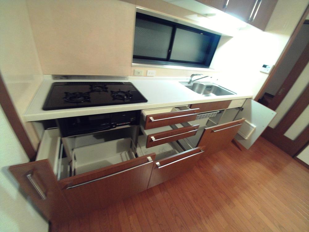 Kitchen. Excellent storage capacity of kitchen! !