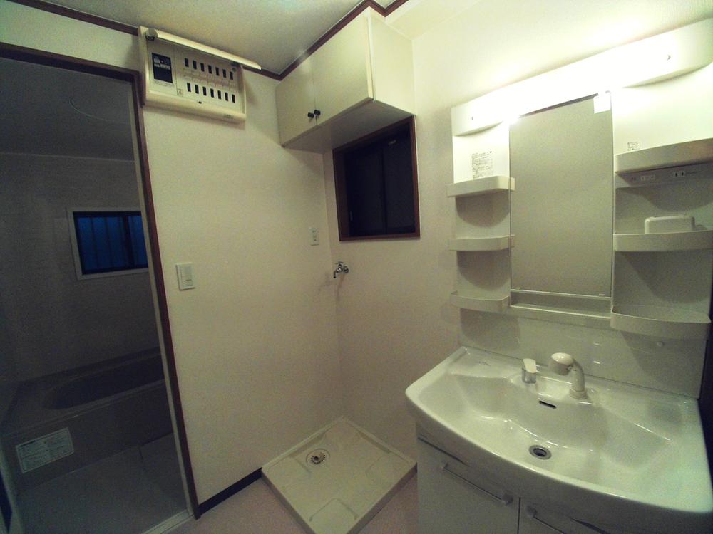 Wash basin, toilet. Next to the washing machine area of the bath. It is friendly to the environment.