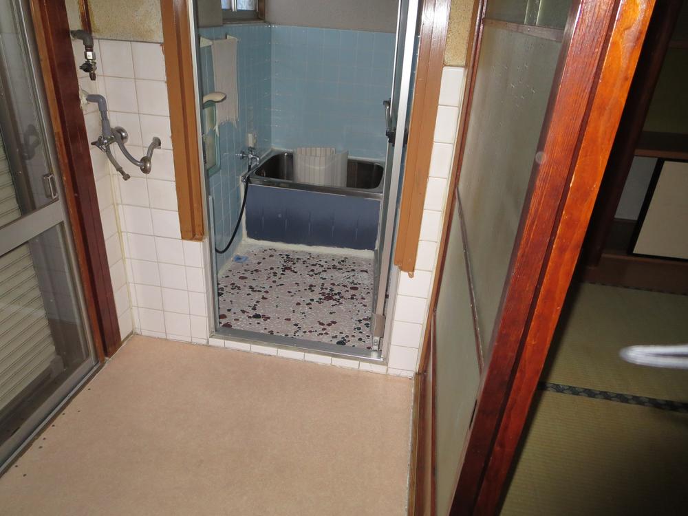 Bathroom. Indoor (24 May 2013) Shooting