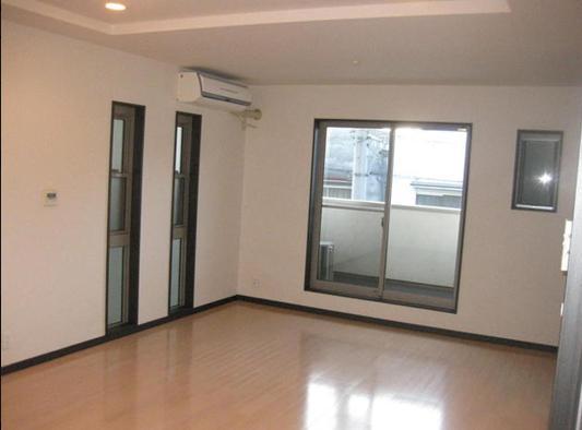 Living. It is with floor heating. Also delight your family in the cozy warmth.