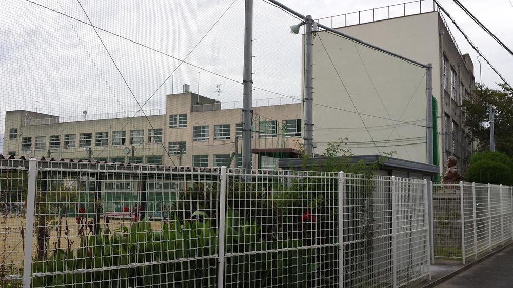 Primary school. Higashi Osaka Municipal pilfered up to elementary school 488m