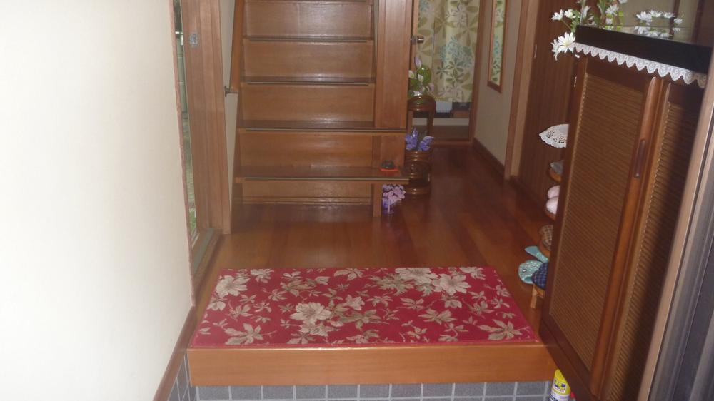 Entrance. Spacious entrance