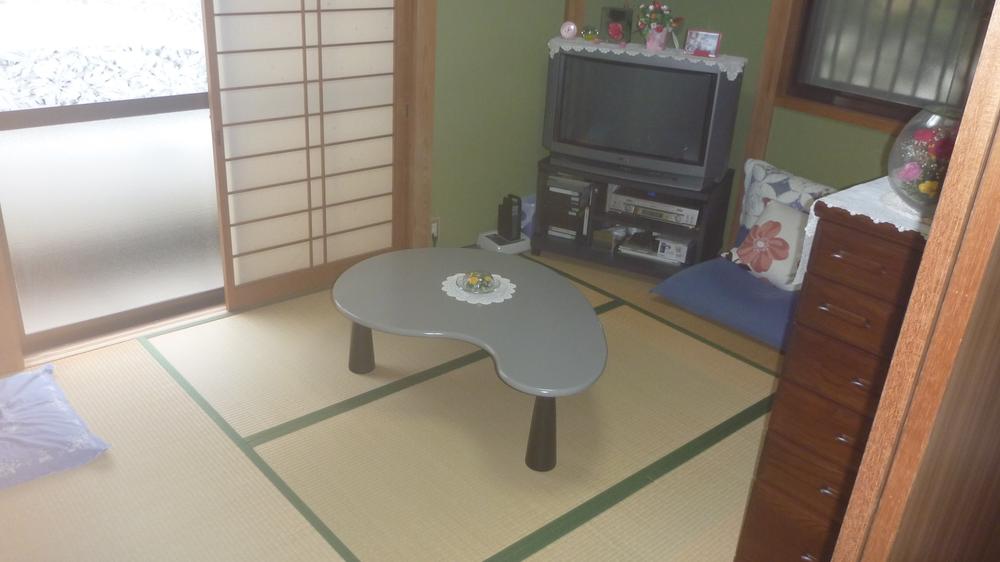 Non-living room. It is the first floor of a Japanese-style room Since the corner lot that is bright in sunny two-sided lighting