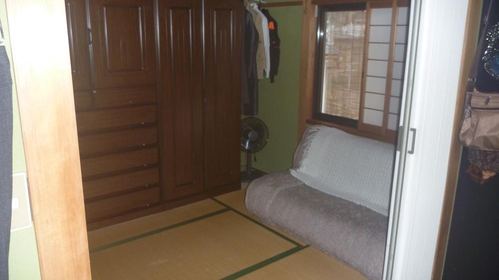 Non-living room. Also is Japanese-style room