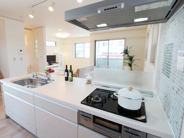 Kitchen. Face-to-face with kitchen counter conversation of family lively.  [Other construction site]