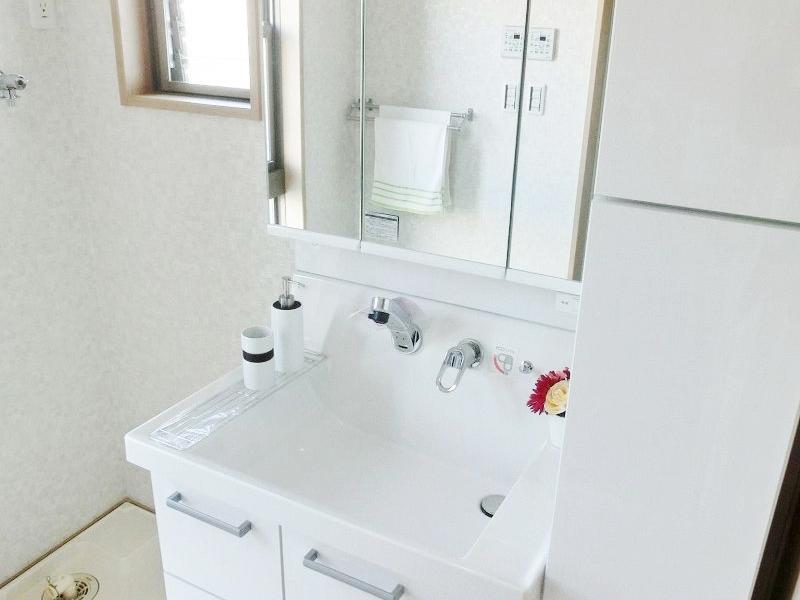 Wash basin, toilet. Wash basin with plenty of available housing fully functional.  [Other construction site]