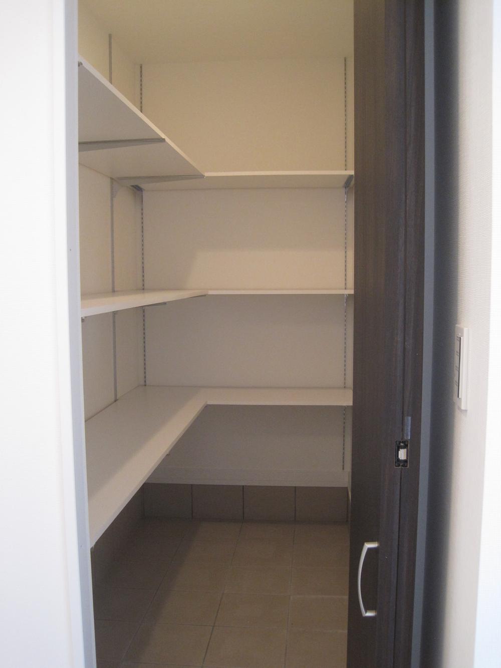 Model house photo. Can you use convenient to contact regardless of the weather because the go as it is in the shoes from the large-capacity entrance also shoes cloak!