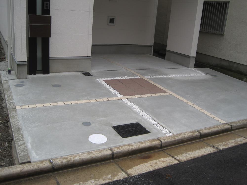 Model house photo. Parking is also spacious! You put bicycle