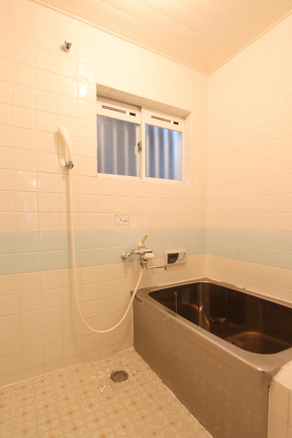 Bathroom.  ■ Bathroom space