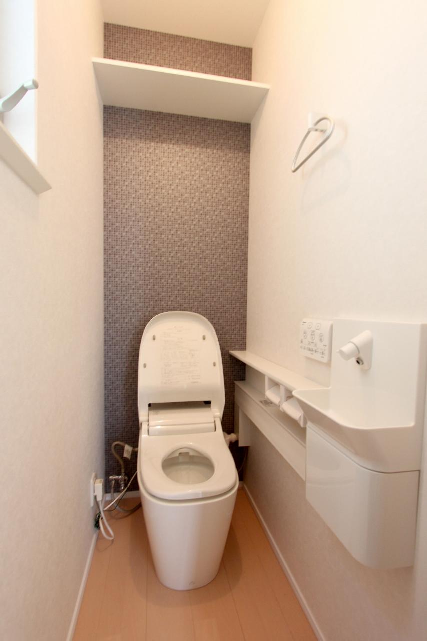 Toilet.  ■ Toilet space