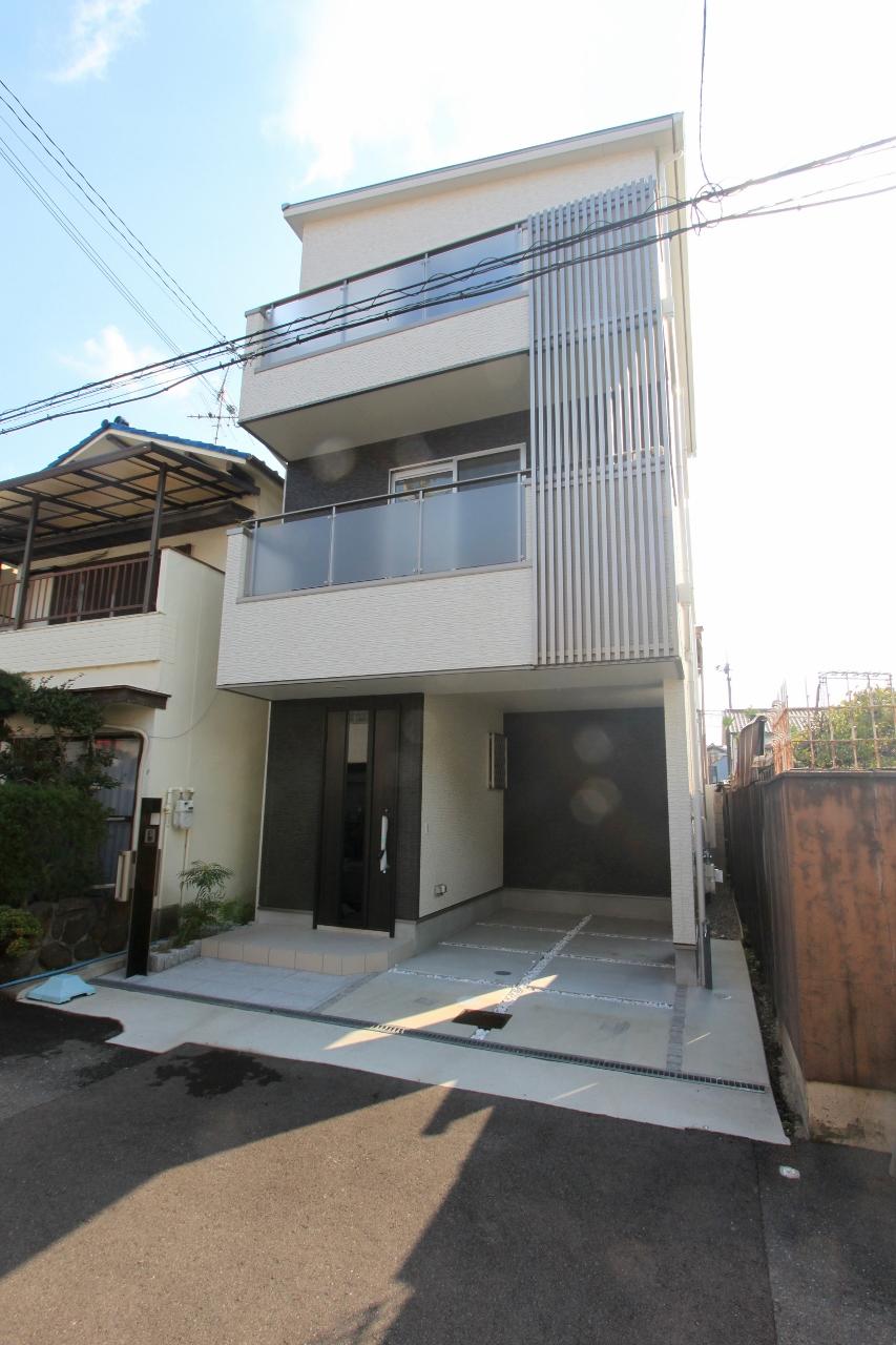 Local photos, including front road.  ■ Exterior design