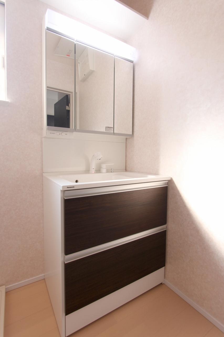 Wash basin, toilet.  ■ Basin space