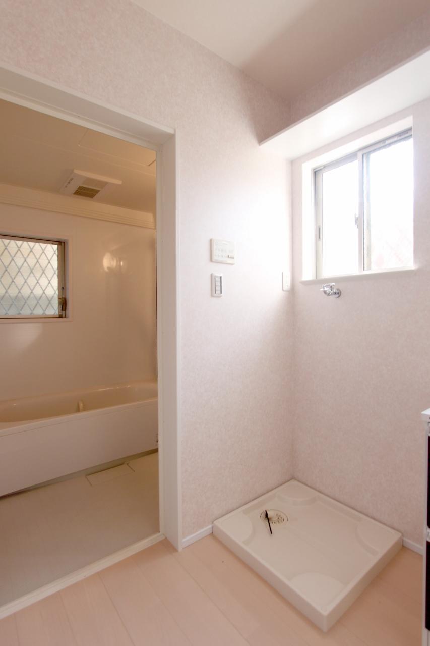 Wash basin, toilet.  ■ Basin space