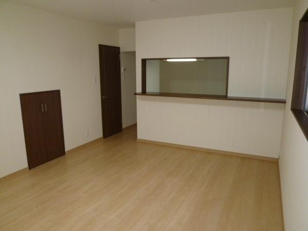 Living. Airy living room conversation of family bouncy