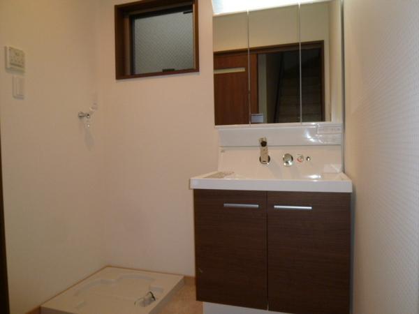 Wash basin, toilet. Vanity triple mirror type