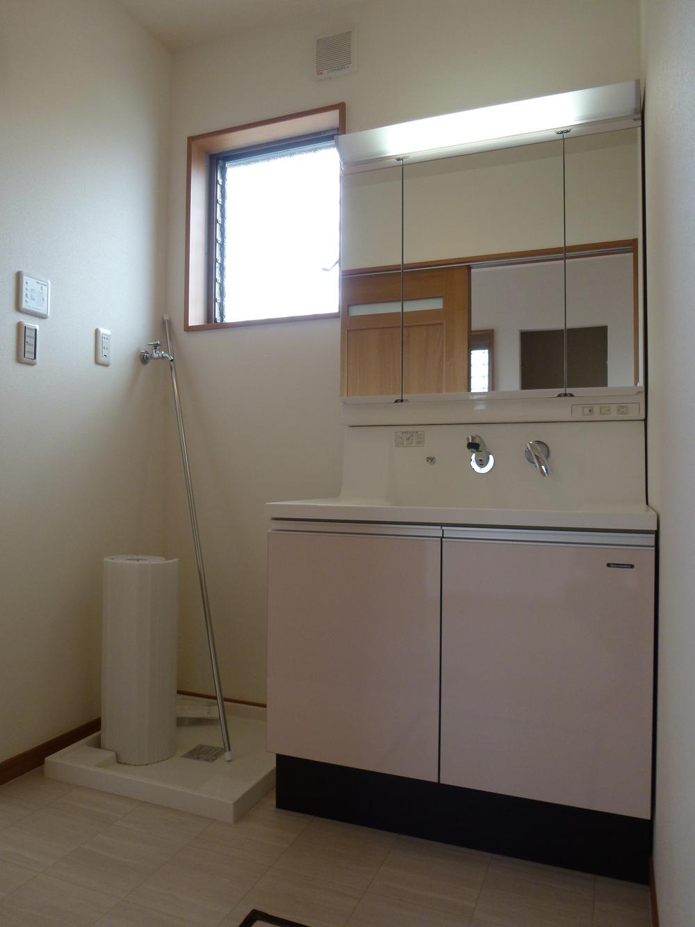 Wash basin, toilet. Our same specifications construction cases